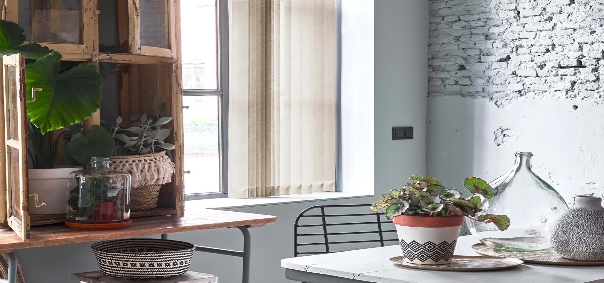 337-raamdecoratie_verticale-jaloezien_header.webp 337-raamdecoratie_verticale-jaloezien_header.webp